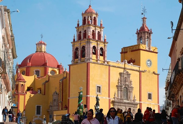 The Basilica of our Lady of Guanajuato, dominating the center of town.