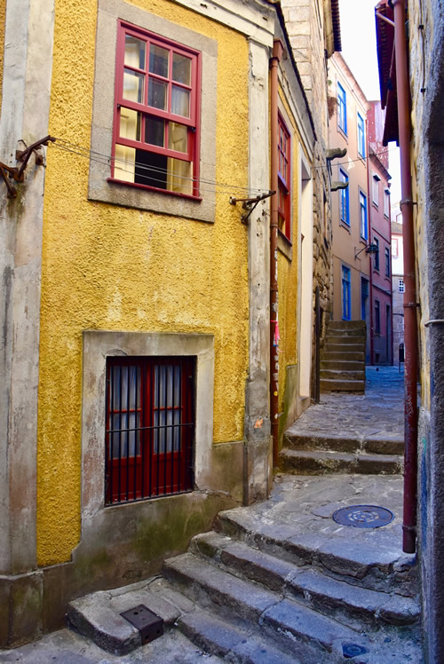 A little alleyway in the Bairro do Barredo in Porto.
