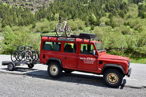 Jeep bringing mountain bikes to the Ordino Valley track.