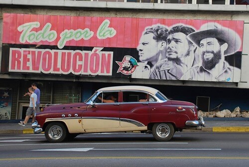 Car in front of Cuban heroes.