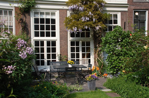 Rental of a red brink home in Amsterdam with a garden.