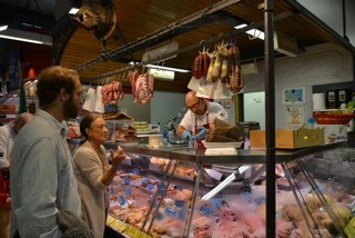 Anna Bini takes students to the food market in Italy to shop.