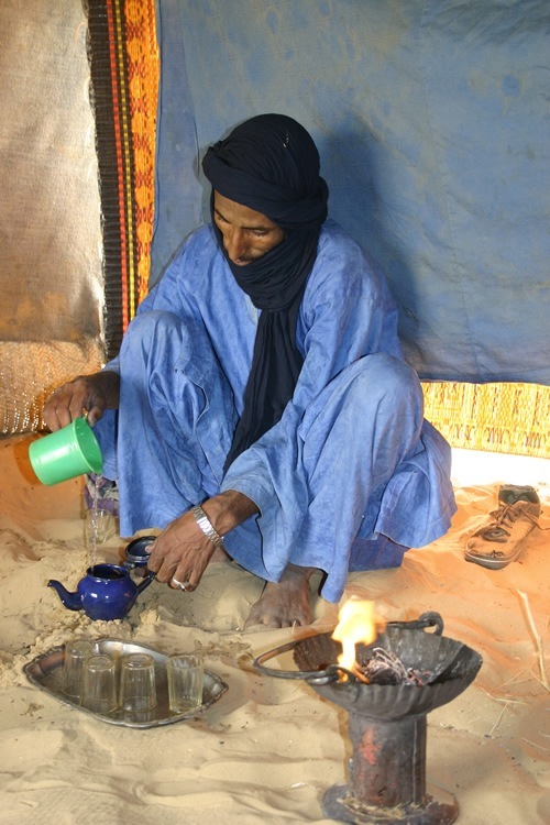 Tuareg in blue making tea.