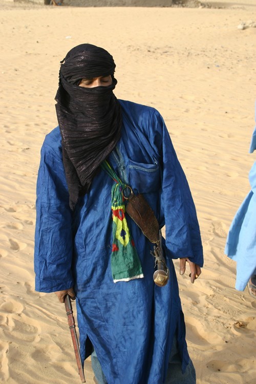 Tuareg with sword and knife dressed in blue.