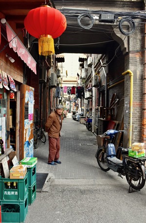 Narrow Shanghai alleyway.