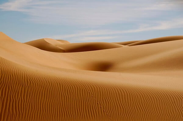 View of sand dunes while driving in a 4x4 through a desert in Mauritania.
