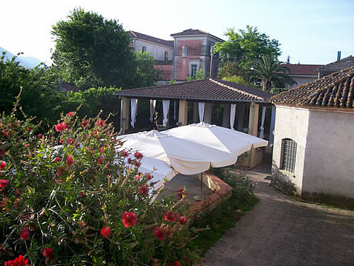 Agriturismo Seliano courtyard and grounds in Italy.