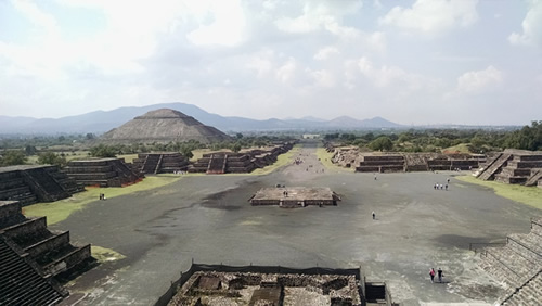 Travel in Mexico to the Teotihuacan temple.