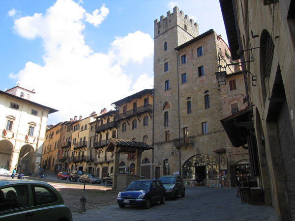 A town square in Arezzo, Tuscany, where working is possible.