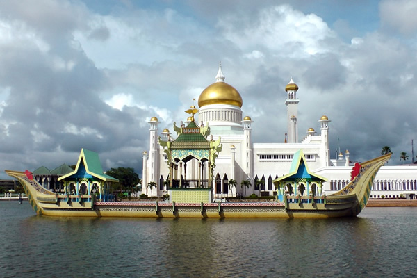 Mosque in the Sultanate of Brunei: A country where you can teach abroad.