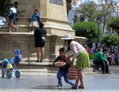 Working children at the Plaza 25 de Mayo in Sucre.