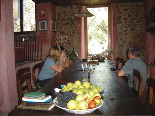 Students sitting at the kitchen table in Tolfa.