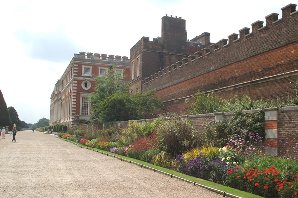 Study trip to Hampton Court Palace in England.