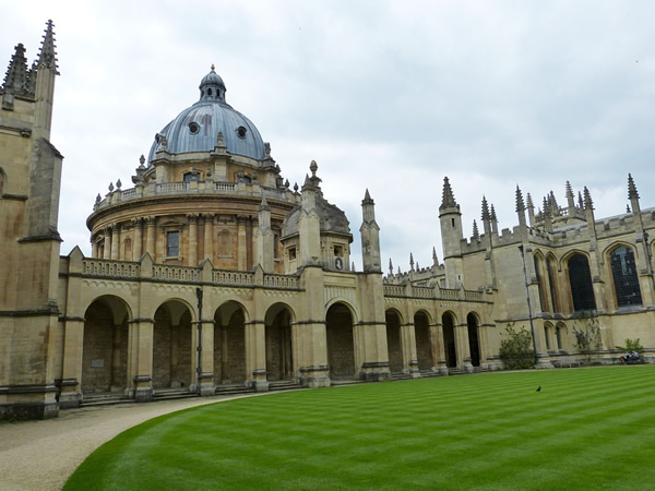 Study abroad guide, here a building on the campus of Oxford, England.