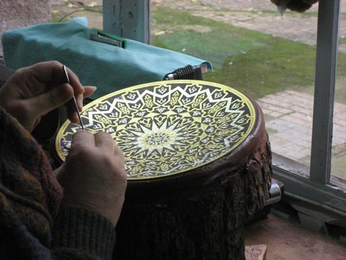 Artisan inlaying gold on a plate in Toldedo.