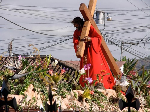 Antigua, Guatemala galleggiante con Cristo che porta la croce
