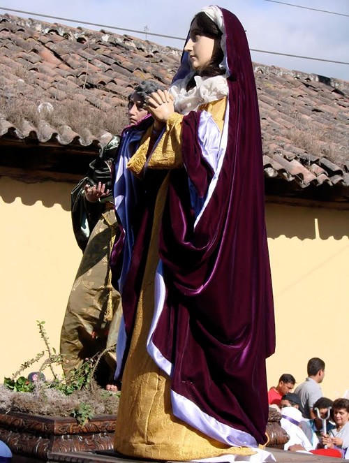 Vergine Maria del Dolore portata su un carro da donne locali