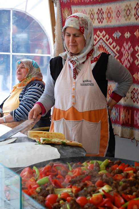 Women cooking at Türkenmarkt