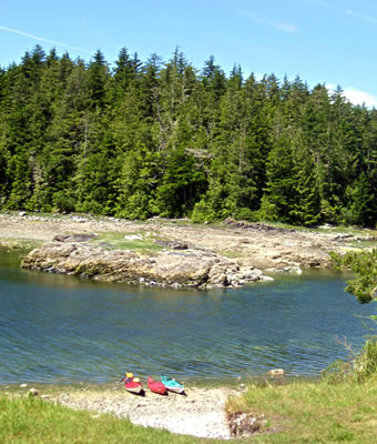 Islands on the northeast Vancouver Island coast.