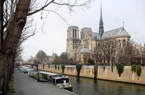 Food tour walking in Paris along the Seine.