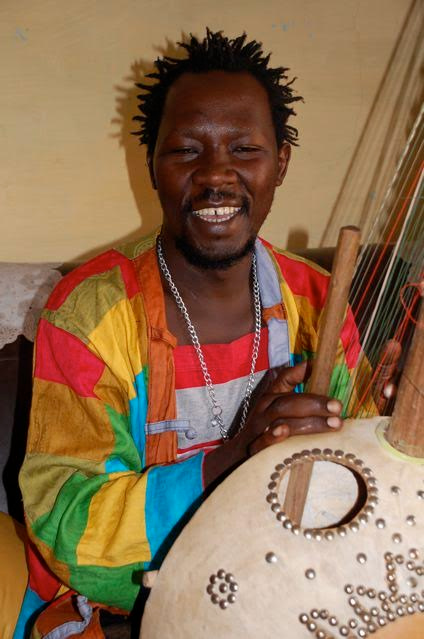 Pa Bobo Jobarteh happily playing his Kora