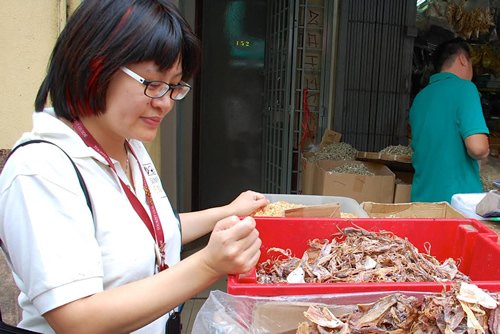 Guide and owner of "Simply Enak" at street stall in Kuala Lumpur.