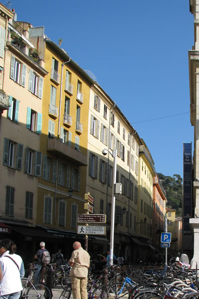 Vacation rentals in Old Nice are often great accommodations, cheap, and well-located.