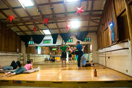 Volunteers rehearse at La Cambalacha