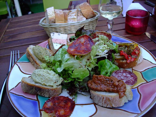 Dinner time in the medievel quarter of Montpellier.