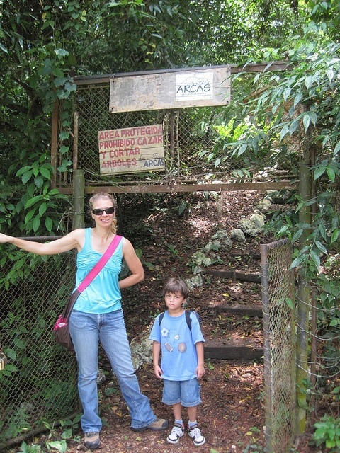 International family volunteering, mother with her son at ARCAS.