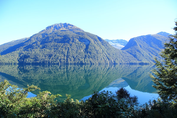 Milford, New Zealand lake and hills for treks and cruises in nature.