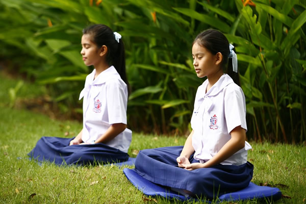 Girls meditating in Thailand