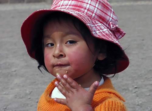 Volunteer with children in Peru.